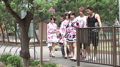 junge Asiatische dumping Gruppensexparty