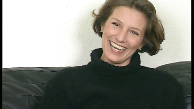 Auf der Pornocouch erst mal richtig gefickt